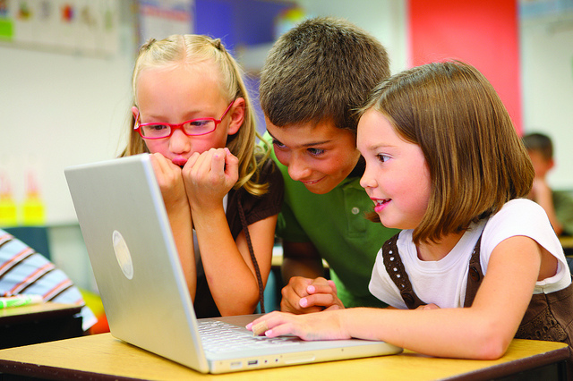 Dzieci z laptopem