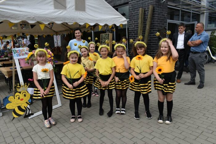 Grupa dzieci przebranych za pszczoły