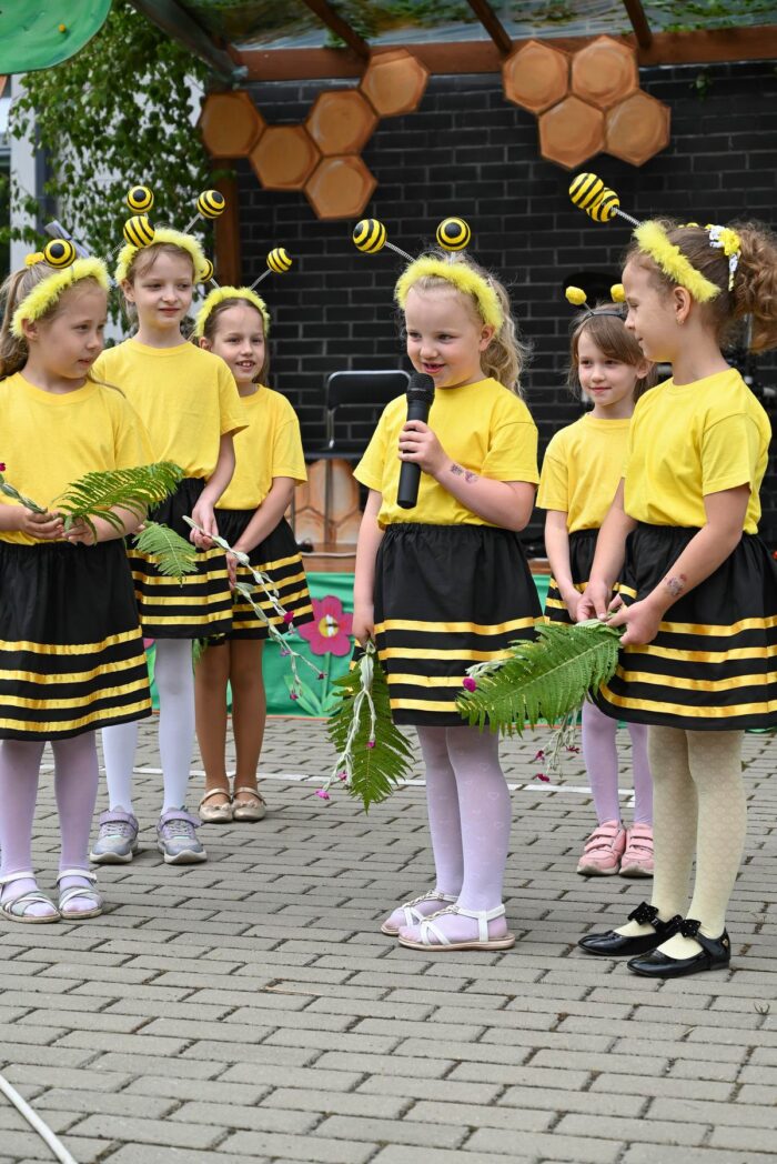 Dzieci w stroju pszczół