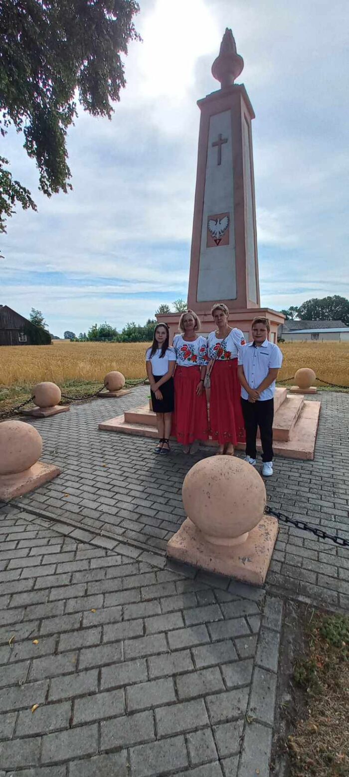 Mieszkańcy Ostrówek pod pomnikiem