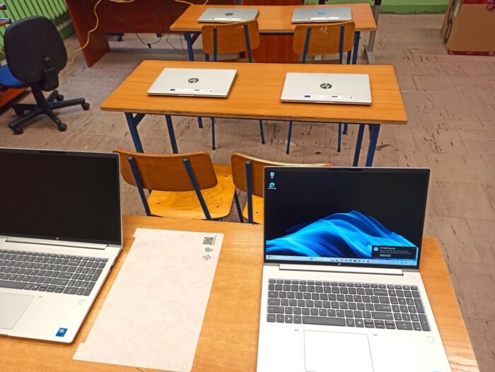 laptop na biurku